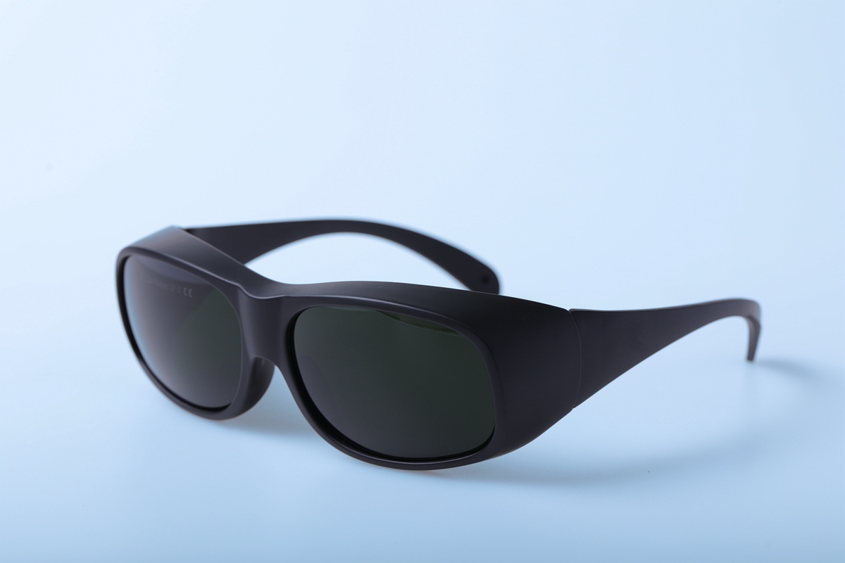 Que tipos de óculos estão disponíveis para proteção invisível contra laser?