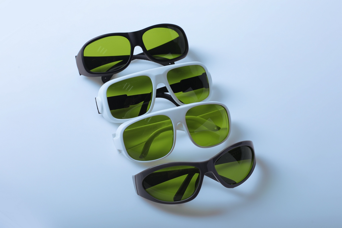 Como escolher os óculos de segurança para laser que atendem às suas necessidades?