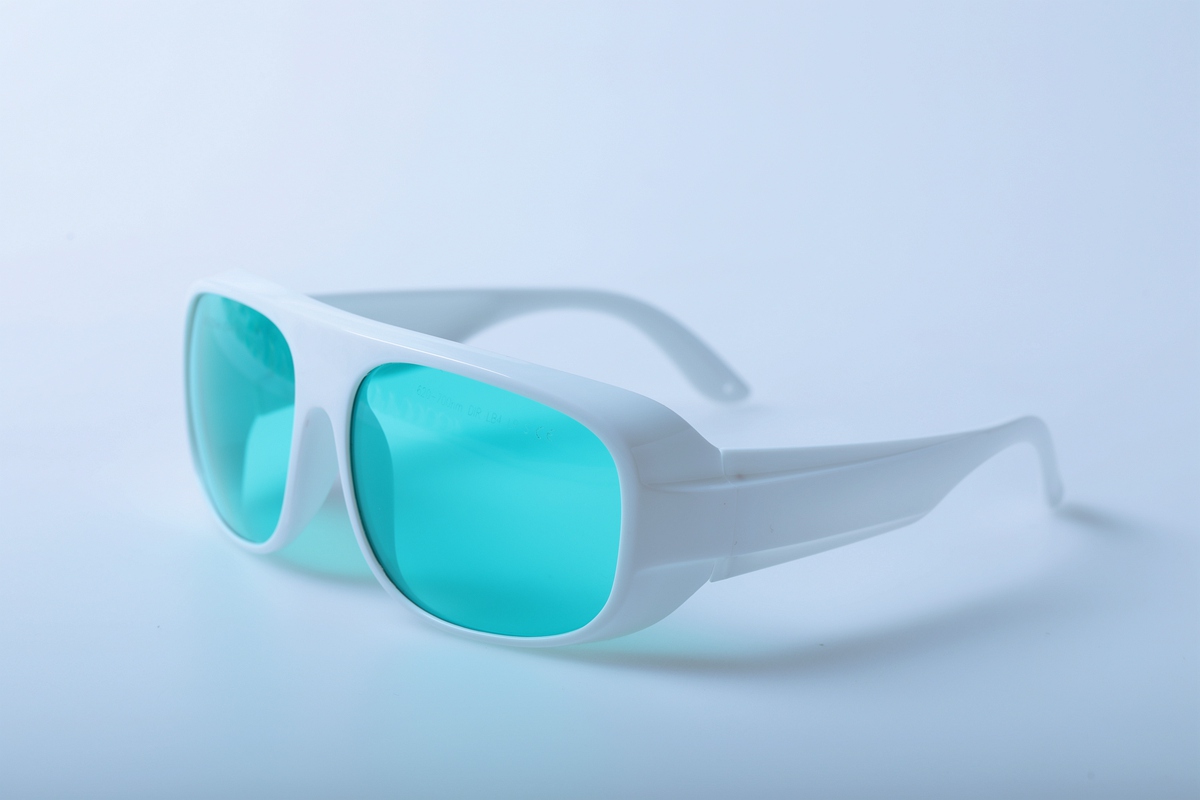 Como são os óculos de segurança com laser vermelho?